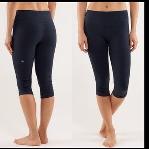 4 PAIRS OF LULULEMON SIZE 6 YOGA PILATES JOGGERS PANTS & 2 REUSUABLE TOTE BAGS